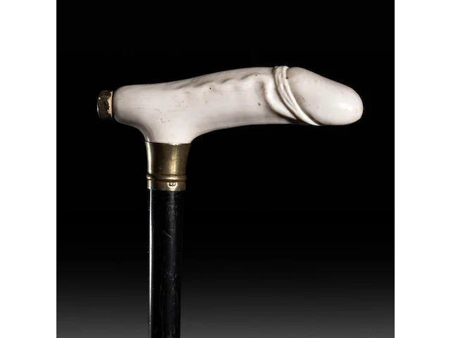 An erotic walking stick with an ivory handle of a phallus also serving as a smoking device, english, 19thc, total h 93 cm - ivory h 4 cm - ivory w 13 cm - total weight 275g (+) - afbeelding 3 van  5