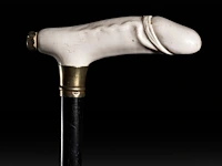 An erotic walking stick with an ivory handle of a phallus also serving as a smoking device, english, 19thc, total h 93 cm - ivory h 4 cm - ivory w 13 cm - total weight 275g (+) - afbeelding 3 van  5