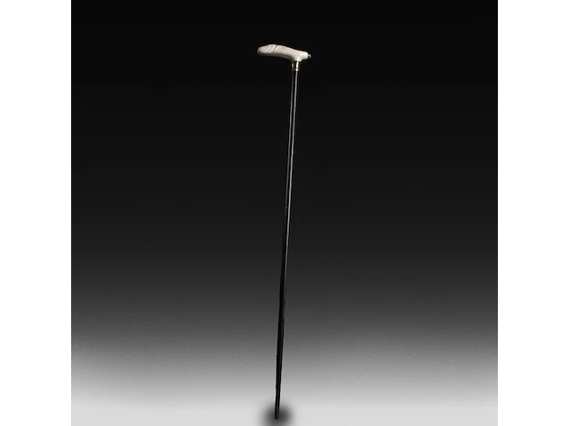 An erotic walking stick with an ivory handle of a phallus also serving as a smoking device, english, 19thc, total h 93 cm - ivory h 4 cm - ivory w 13 cm - total weight 275g (+) - afbeelding 5 van  5
