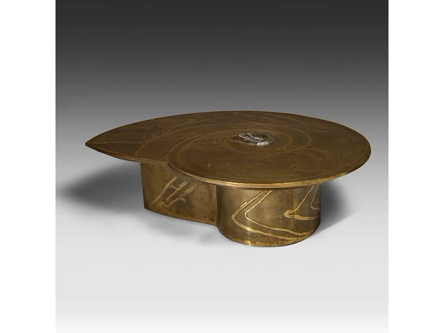 An exceptional ammonite-shaped coffee table by marc dhaenens, etched brass tabletop with a workd-in fossilised ammonite 38 x 129 x 104 cm. (14.96 x 50.78 x 40.93 in.) - afbeelding 1 van  10