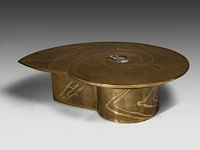 An exceptional ammonite-shaped coffee table by marc dhaenens, etched brass tabletop with a workd-in fossilised ammonite 38 x 129 x 104 cm. (14.96 x 50.78 x 40.93 in.) - afbeelding 1 van  10