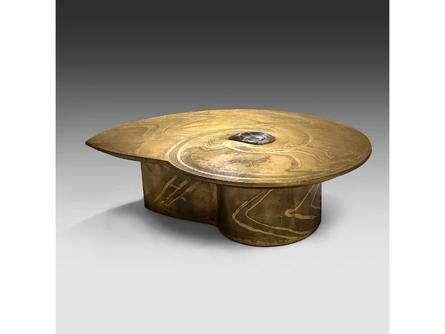 An exceptional ammonite-shaped coffee table by marc dhaenens, etched brass tabletop with a workd-in fossilised ammonite 38 x 129 x 104 cm. (14.96 x 50.78 x 40.93 in.) - afbeelding 3 van  10