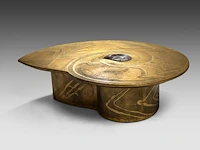 An exceptional ammonite-shaped coffee table by marc dhaenens, etched brass tabletop with a workd-in fossilised ammonite 38 x 129 x 104 cm. (14.96 x 50.78 x 40.93 in.) - afbeelding 3 van  10