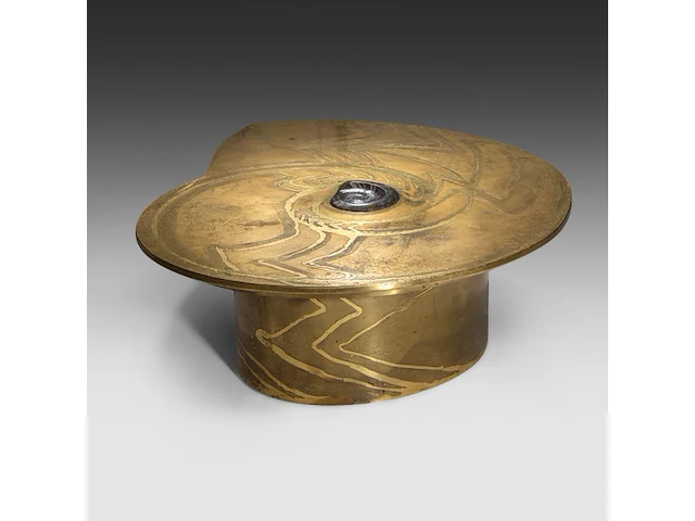 An exceptional ammonite-shaped coffee table by marc dhaenens, etched brass tabletop with a workd-in fossilised ammonite 38 x 129 x 104 cm. (14.96 x 50.78 x 40.93 in.) - afbeelding 6 van  10