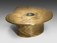 An exceptional ammonite-shaped coffee table by marc dhaenens, etched brass tabletop with a workd-in fossilised ammonite 38 x 129 x 104 cm. (14.96 x 50.78 x 40.93 in.) - afbeelding 6 van  10