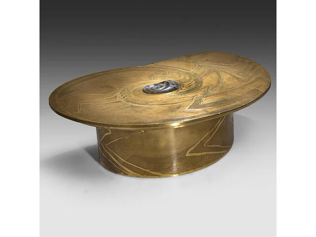 An exceptional ammonite-shaped coffee table by marc dhaenens, etched brass tabletop with a workd-in fossilised ammonite 38 x 129 x 104 cm. (14.96 x 50.78 x 40.93 in.) - afbeelding 7 van  10