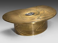 An exceptional ammonite-shaped coffee table by marc dhaenens, etched brass tabletop with a workd-in fossilised ammonite 38 x 129 x 104 cm. (14.96 x 50.78 x 40.93 in.) - afbeelding 7 van  10