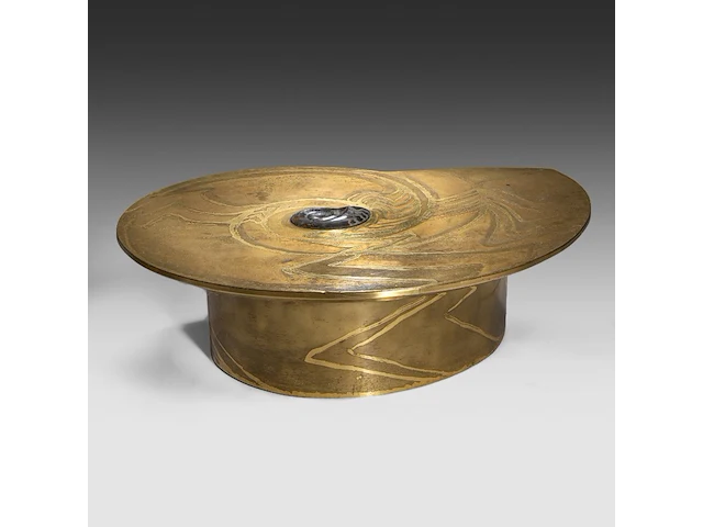 An exceptional ammonite-shaped coffee table by marc dhaenens, etched brass tabletop with a workd-in fossilised ammonite 38 x 129 x 104 cm. (14.96 x 50.78 x 40.93 in.) - afbeelding 8 van  10