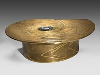 An exceptional ammonite-shaped coffee table by marc dhaenens, etched brass tabletop with a workd-in fossilised ammonite 38 x 129 x 104 cm. (14.96 x 50.78 x 40.93 in.) - afbeelding 8 van  10