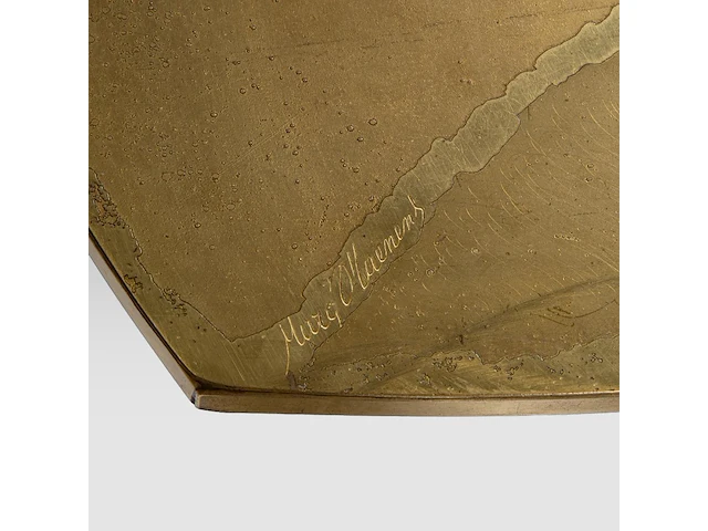 An exceptional ammonite-shaped coffee table by marc dhaenens, etched brass tabletop with a workd-in fossilised ammonite 38 x 129 x 104 cm. (14.96 x 50.78 x 40.93 in.) - afbeelding 9 van  10