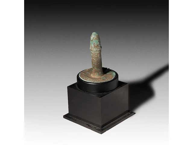 An exceptional antique bronze khmer deflorator, 15/16thc, cambodia 11 cm. (4.33 in.) - afbeelding 2 van  4