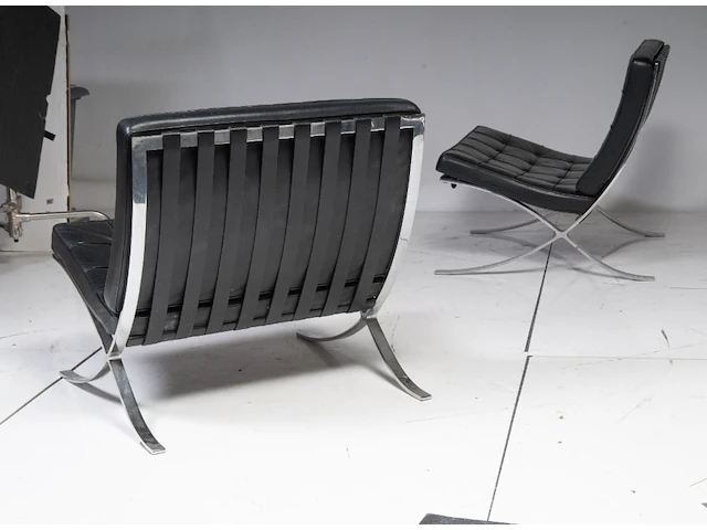 An iconic pair of vintage barcelona chairs by ludwig mies van der rohe for knoll international edition 75 x 77 x 77 cm. (29.53 x 30.30 x 30.30 in.) - afbeelding 2 van  13