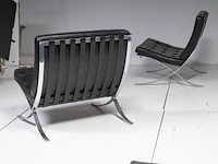 An iconic pair of vintage barcelona chairs by ludwig mies van der rohe for knoll international edition 75 x 77 x 77 cm. (29.53 x 30.30 x 30.30 in.) - afbeelding 2 van  13