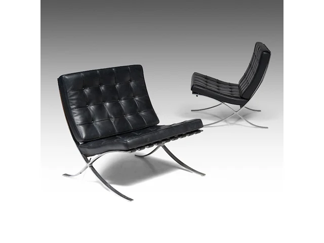 An iconic pair of vintage barcelona chairs by ludwig mies van der rohe for knoll international edition 75 x 77 x 77 cm. (29.53 x 30.30 x 30.30 in.) - afbeelding 1 van  13