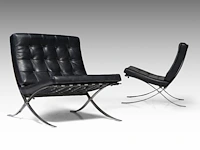 An iconic pair of vintage barcelona chairs by ludwig mies van der rohe for knoll international edition 75 x 77 x 77 cm. (29.53 x 30.30 x 30.30 in.) - afbeelding 6 van  13