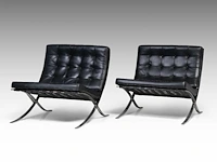 An iconic pair of vintage barcelona chairs by ludwig mies van der rohe for knoll international edition 75 x 77 x 77 cm. (29.53 x 30.30 x 30.30 in.) - afbeelding 8 van  13