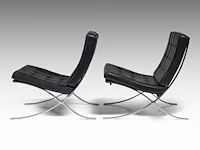 An iconic pair of vintage barcelona chairs by ludwig mies van der rohe for knoll international edition 75 x 77 x 77 cm. (29.53 x 30.30 x 30.30 in.) - afbeelding 10 van  13