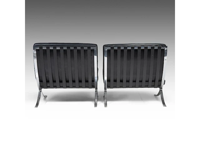 An iconic pair of vintage barcelona chairs by ludwig mies van der rohe for knoll international edition 75 x 77 x 77 cm. (29.53 x 30.30 x 30.30 in.) - afbeelding 11 van  13