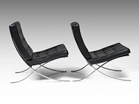 An iconic pair of vintage barcelona chairs by ludwig mies van der rohe for knoll international edition 75 x 77 x 77 cm. (29.53 x 30.30 x 30.30 in.) - afbeelding 12 van  13