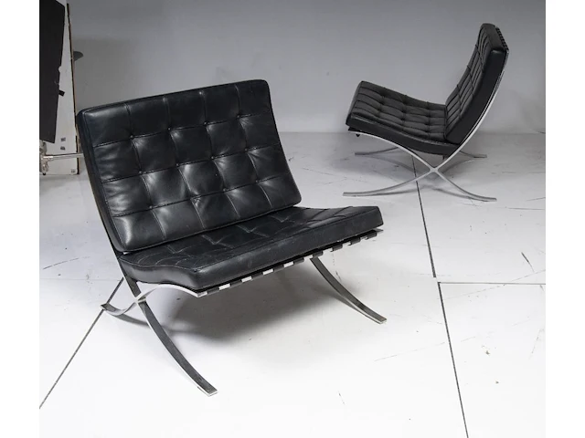 An iconic pair of vintage barcelona chairs by ludwig mies van der rohe for knoll international edition 75 x 77 x 77 cm. (29.53 x 30.30 x 30.30 in.) - afbeelding 13 van  13