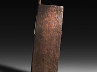 An important 'oda matan' timor house door in exotic hardwood, 170 x 52 cm. (66.93 x 20.46 in.) - afbeelding 2 van  4