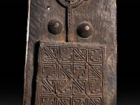 An important 'oda matan' timor house door in exotic hardwood, 170 x 52 cm. (66.93 x 20.46 in.) - afbeelding 3 van  4