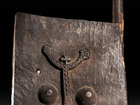 An important 'oda matan' timor house door in exotic hardwood, 170 x 52 cm. (66.93 x 20.46 in.) - afbeelding 4 van  4
