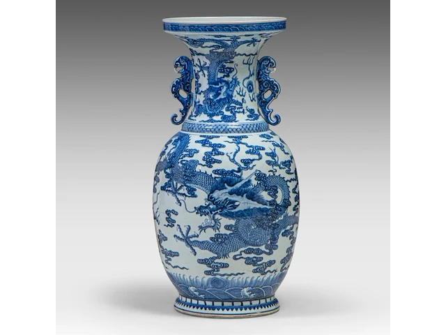 An imposing chinese blue and white 'dragon' vase, paired with dragon handles, h 80 cm - afbeelding 1 van  7