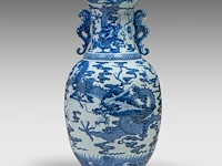 An imposing chinese blue and white 'dragon' vase, paired with dragon handles, h 80 cm