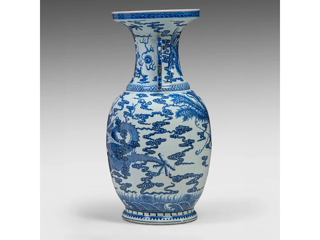 An imposing chinese blue and white 'dragon' vase, paired with dragon handles, h 80 cm - afbeelding 2 van  7