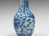 An imposing chinese blue and white 'dragon' vase, paired with dragon handles, h 80 cm - afbeelding 2 van  7