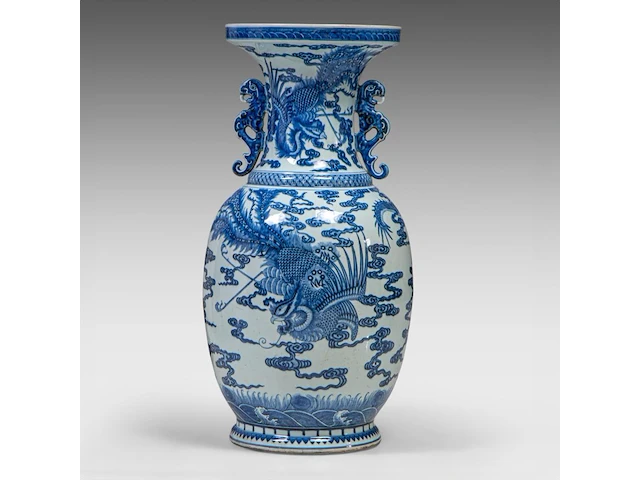 An imposing chinese blue and white 'dragon' vase, paired with dragon handles, h 80 cm - afbeelding 3 van  7