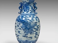 An imposing chinese blue and white 'dragon' vase, paired with dragon handles, h 80 cm - afbeelding 3 van  7
