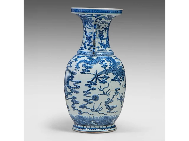 An imposing chinese blue and white 'dragon' vase, paired with dragon handles, h 80 cm - afbeelding 4 van  7