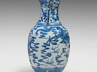 An imposing chinese blue and white 'dragon' vase, paired with dragon handles, h 80 cm - afbeelding 4 van  7