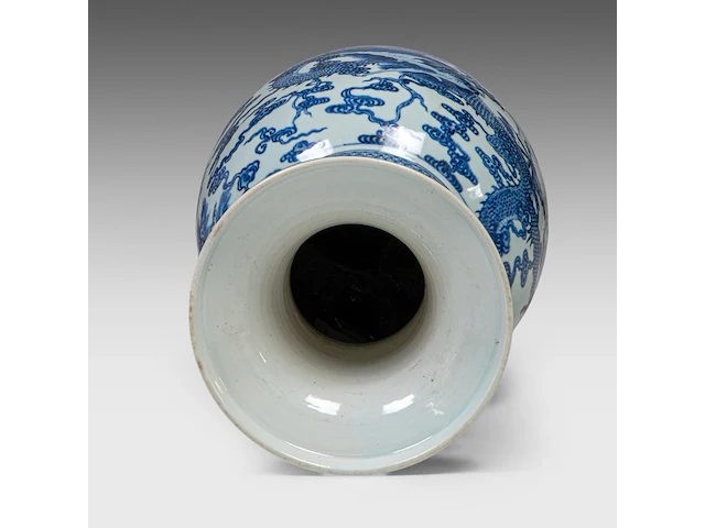 An imposing chinese blue and white 'dragon' vase, paired with dragon handles, h 80 cm - afbeelding 5 van  7