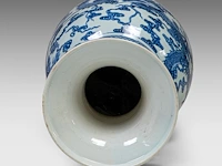 An imposing chinese blue and white 'dragon' vase, paired with dragon handles, h 80 cm - afbeelding 5 van  7