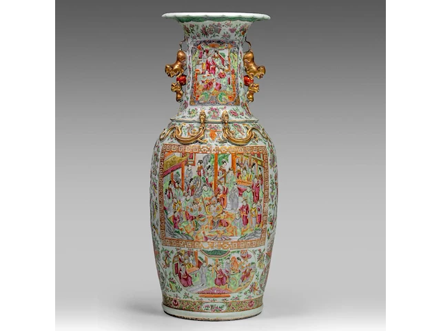 An imposing chinese canton rose 'court scenes' vase, paired with large recumbent lions handles, 19thc, h 88,5 cm - afbeelding 1 van  6