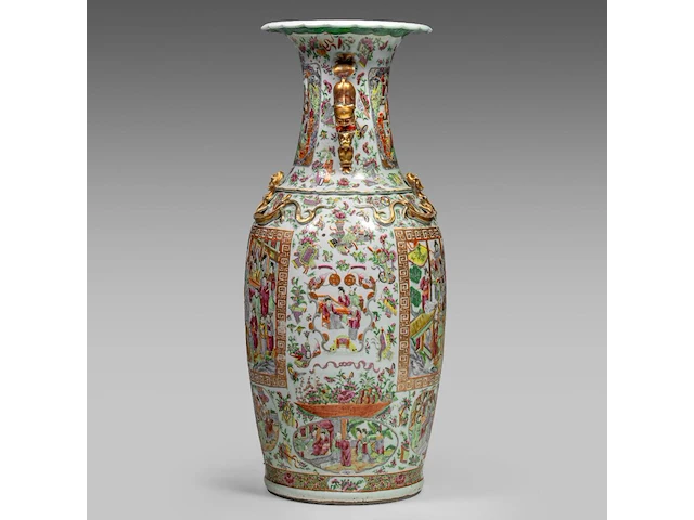 An imposing chinese canton rose 'court scenes' vase, paired with large recumbent lions handles, 19thc, h 88,5 cm - afbeelding 2 van  6