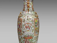 An imposing chinese canton rose 'court scenes' vase, paired with large recumbent lions handles, 19thc, h 88,5 cm - afbeelding 2 van  6