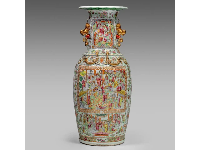 An imposing chinese canton rose 'court scenes' vase, paired with large recumbent lions handles, 19thc, h 88,5 cm - afbeelding 3 van  6