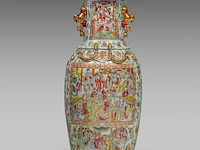 An imposing chinese canton rose 'court scenes' vase, paired with large recumbent lions handles, 19thc, h 88,5 cm - afbeelding 3 van  6