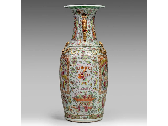 An imposing chinese canton rose 'court scenes' vase, paired with large recumbent lions handles, 19thc, h 88,5 cm - afbeelding 4 van  6