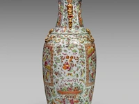 An imposing chinese canton rose 'court scenes' vase, paired with large recumbent lions handles, 19thc, h 88,5 cm - afbeelding 4 van  6