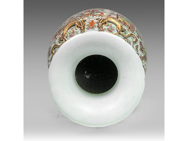An imposing chinese canton rose 'court scenes' vase, paired with large recumbent lions handles, 19thc, h 88,5 cm - afbeelding 5 van  6