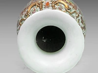 An imposing chinese canton rose 'court scenes' vase, paired with large recumbent lions handles, 19thc, h 88,5 cm - afbeelding 5 van  6