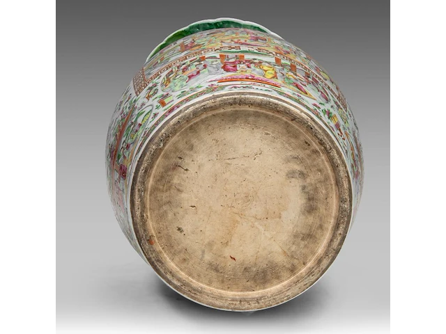 An imposing chinese canton rose 'court scenes' vase, paired with large recumbent lions handles, 19thc, h 88,5 cm - afbeelding 6 van  6