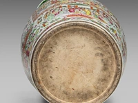 An imposing chinese canton rose 'court scenes' vase, paired with large recumbent lions handles, 19thc, h 88,5 cm - afbeelding 6 van  6
