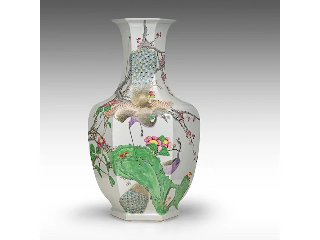 An imposing chinese qianjiangcai 'birds amongst flower branches' facetted vase, republic period, h 66 cm - afbeelding 1 van  8