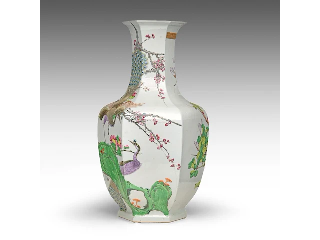 An imposing chinese qianjiangcai 'birds amongst flower branches' facetted vase, republic period, h 66 cm - afbeelding 2 van  8